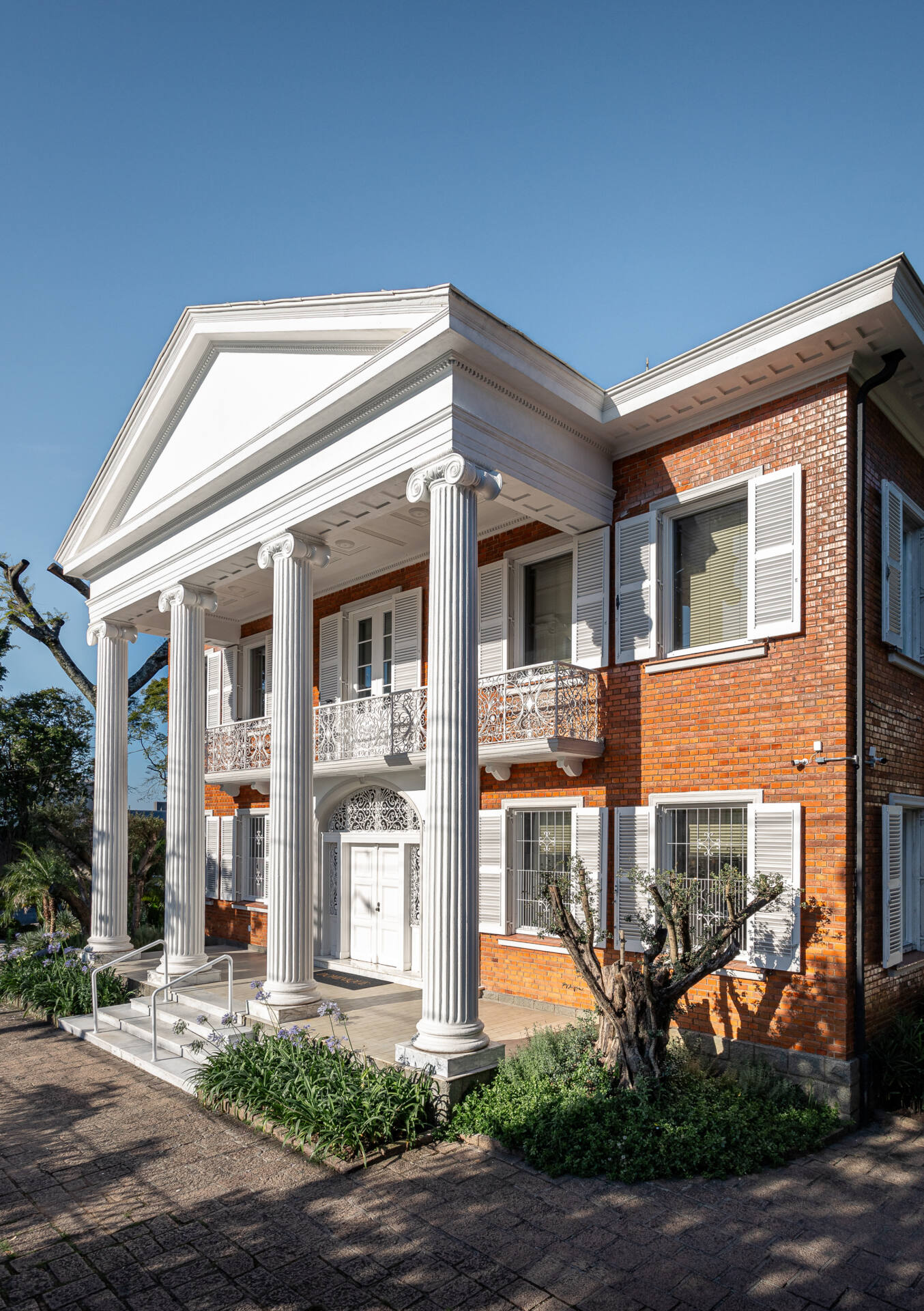 Fachada histórica da Clínica Dominique em Porto Alegre